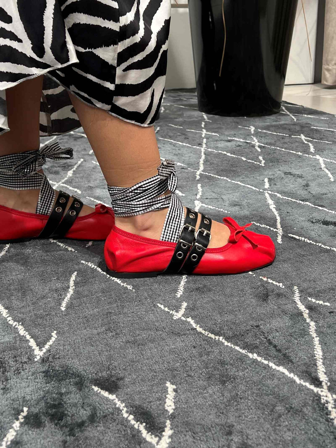 ballerina rossa in pelle con doppio passante borchiato e lacci alla caviglia intercambiabili