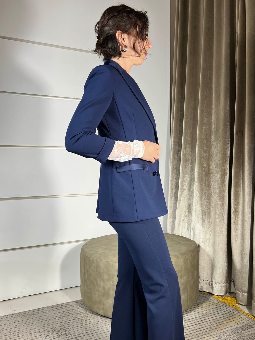 Giacca sartoriale blu sfiancata con colletto satin e manica a tre quarti 