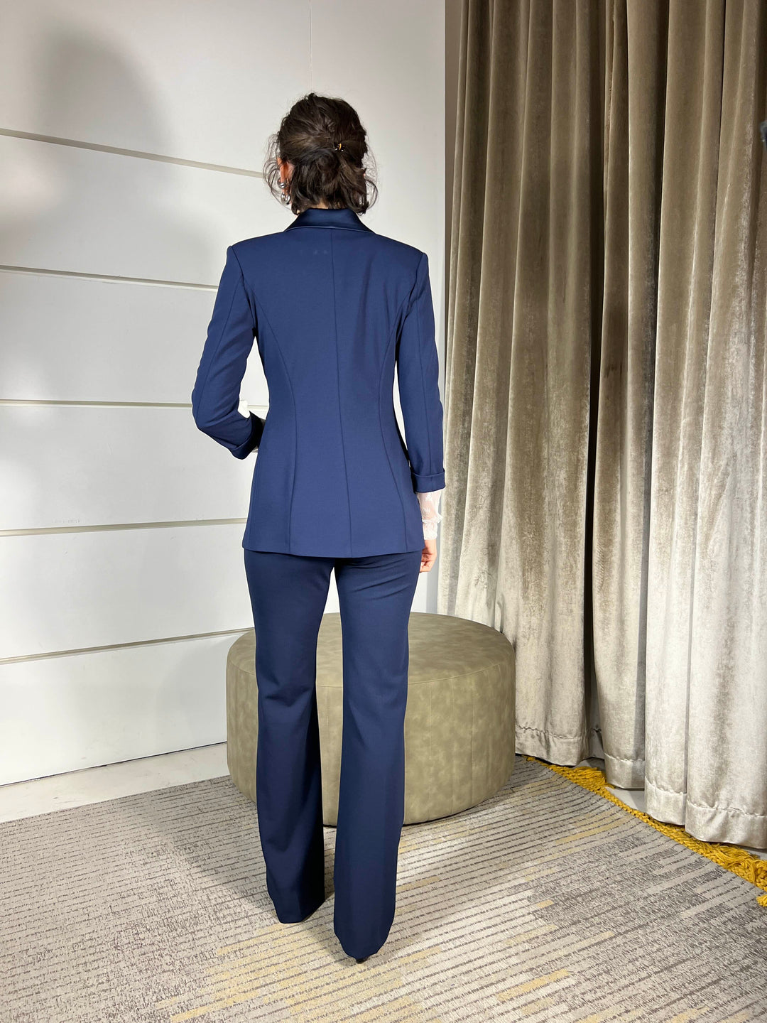 Giacca sartoriale blu sfiancata con colletto satin e manica a tre quarti 