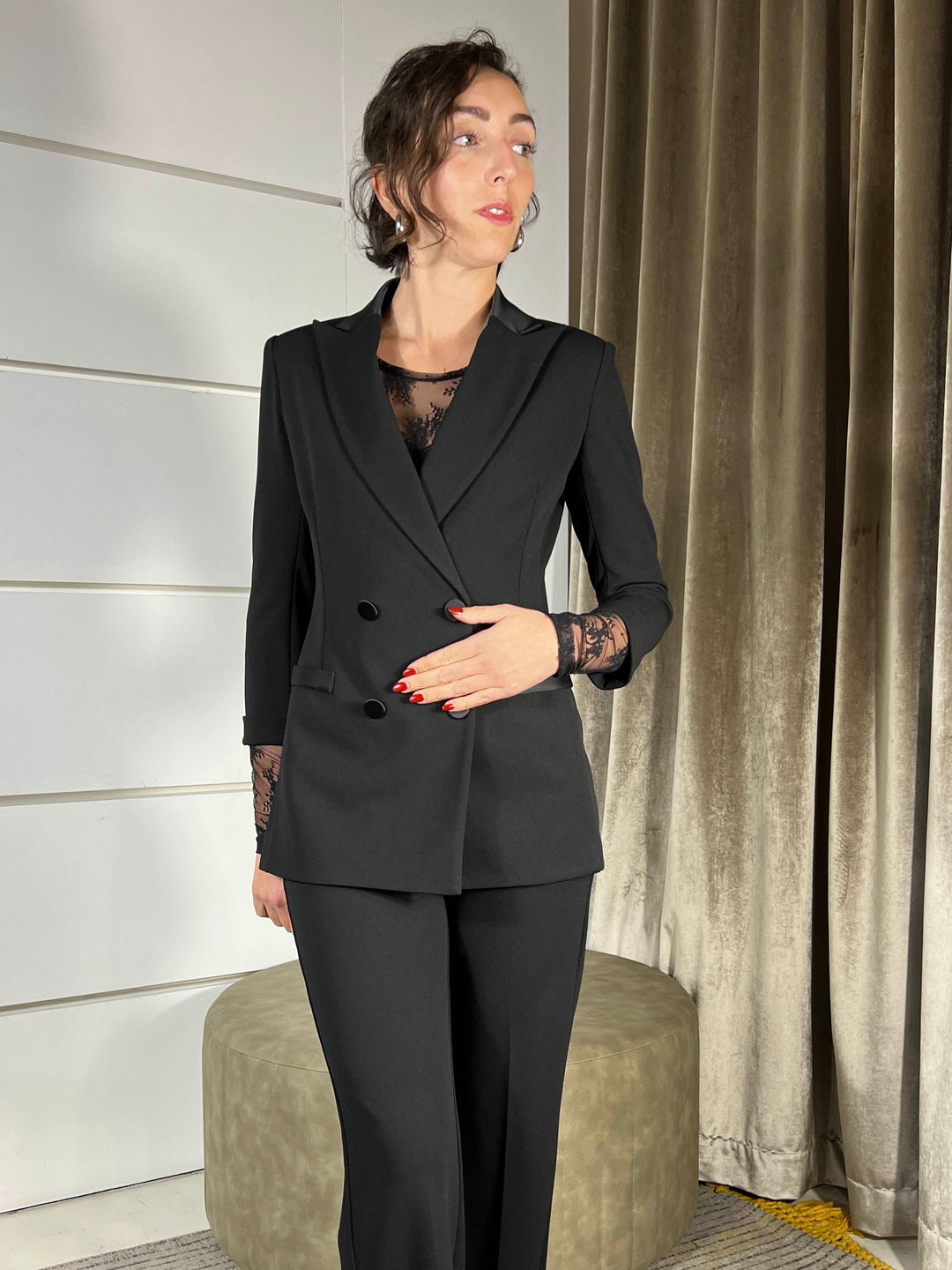 Giacca sartoriale nera sfiancata con colletto satin e manica a tre quarti 