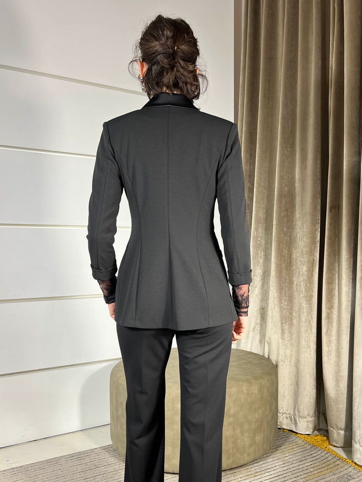 Giacca sartoriale nera sfiancata con colletto satin e manica a tre quarti 
