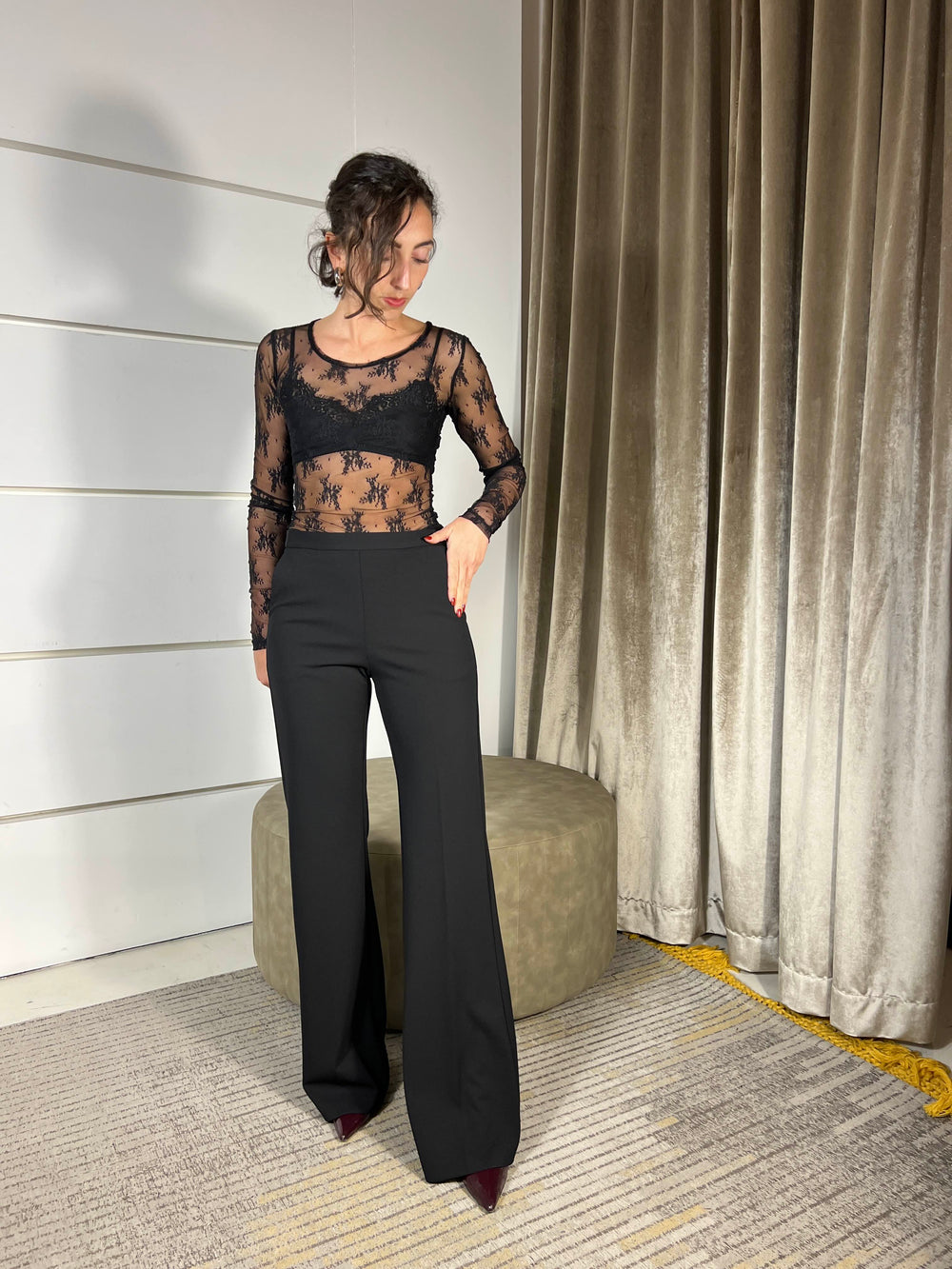 Pantalone sartoriale a zampa plum noir elasticizzato a vita alta con fascia satin 