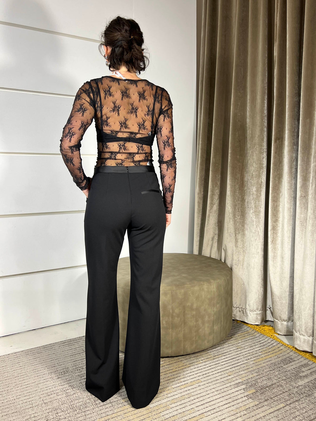 Pantalone sartoriale a zampa plum noir elasticizzato a vita alta con fascia satin 