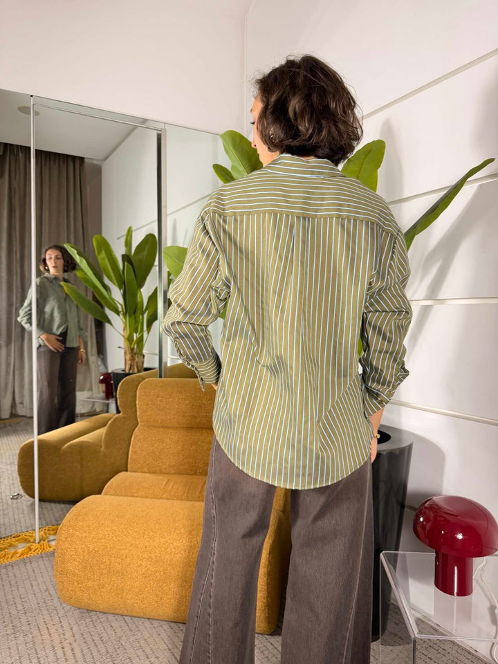 Camicia olio a righe sottili con motivo a contrasto 