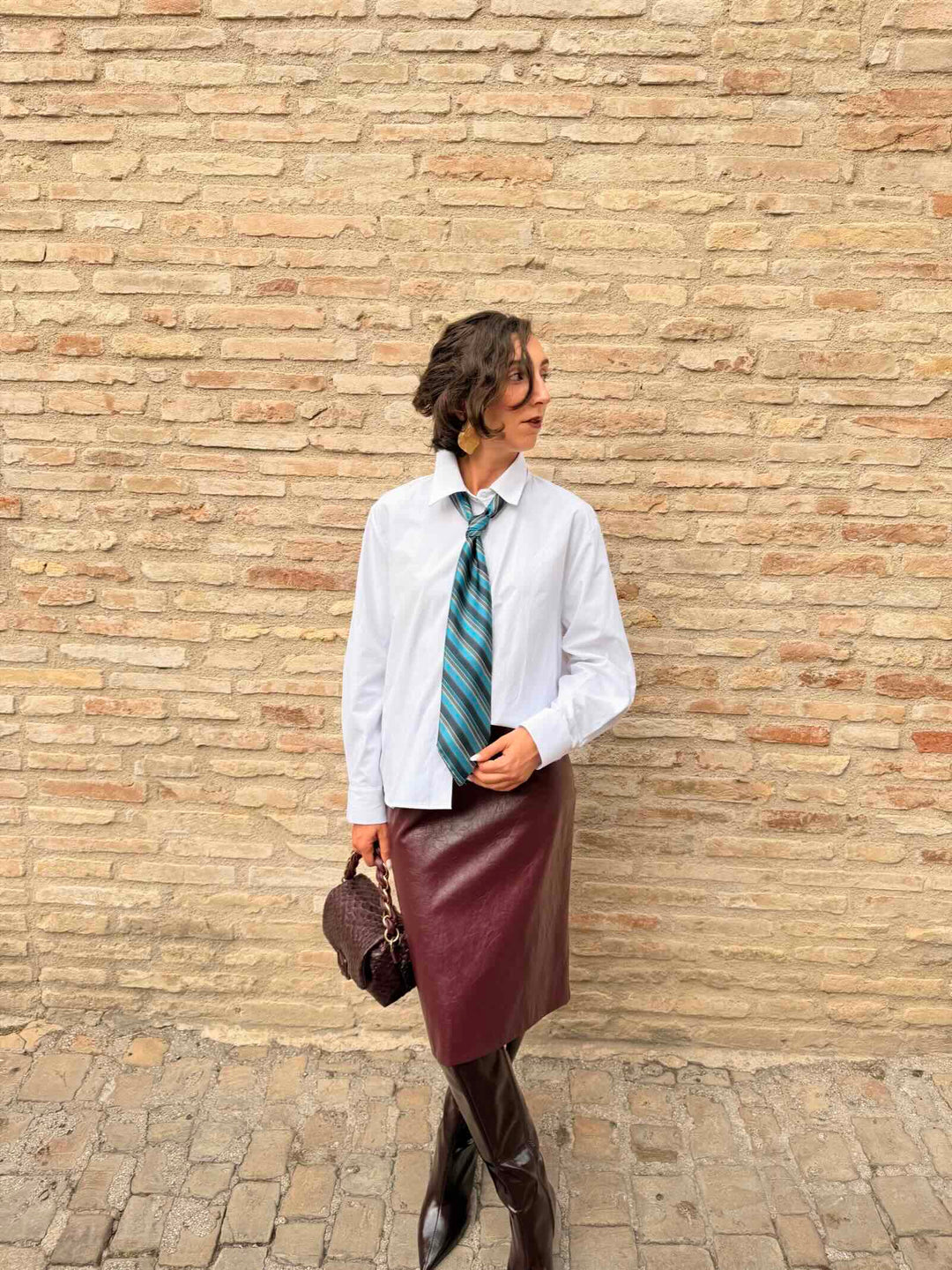 Camicia bianca  con cravatta a righe 