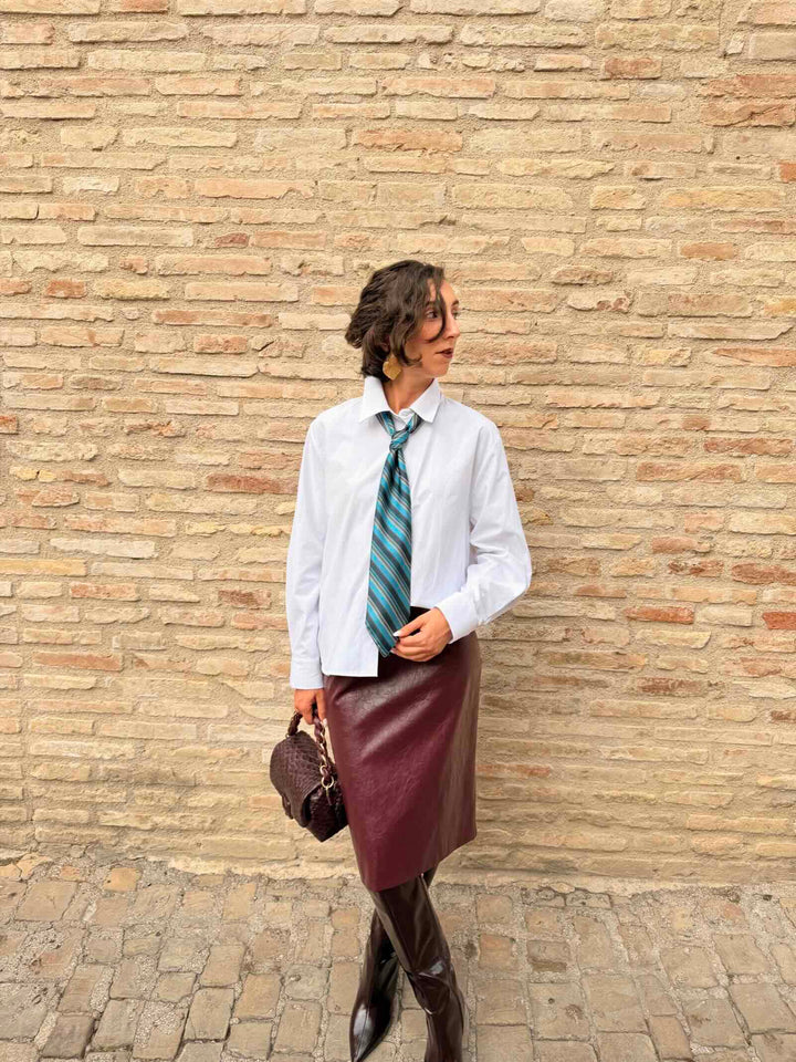 Camicia bianca  con cravatta a righe 