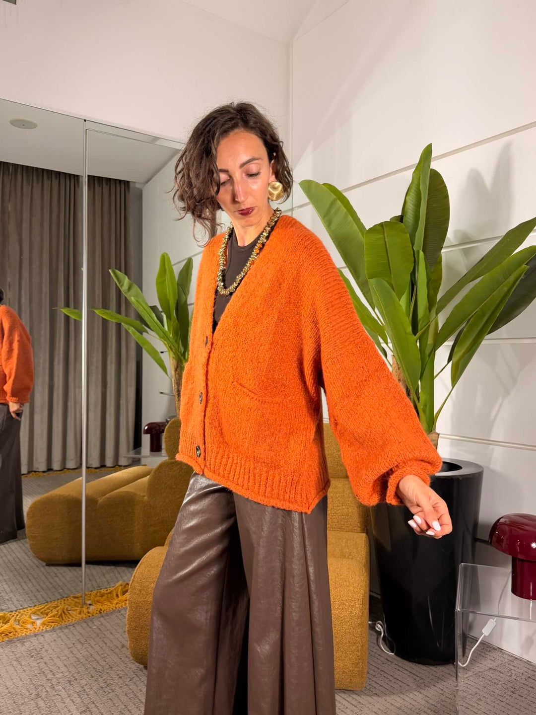 Cardigan over color arancio con tasche a patta 