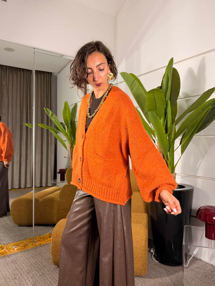 Cardigan over color arancio con tasche a patta 