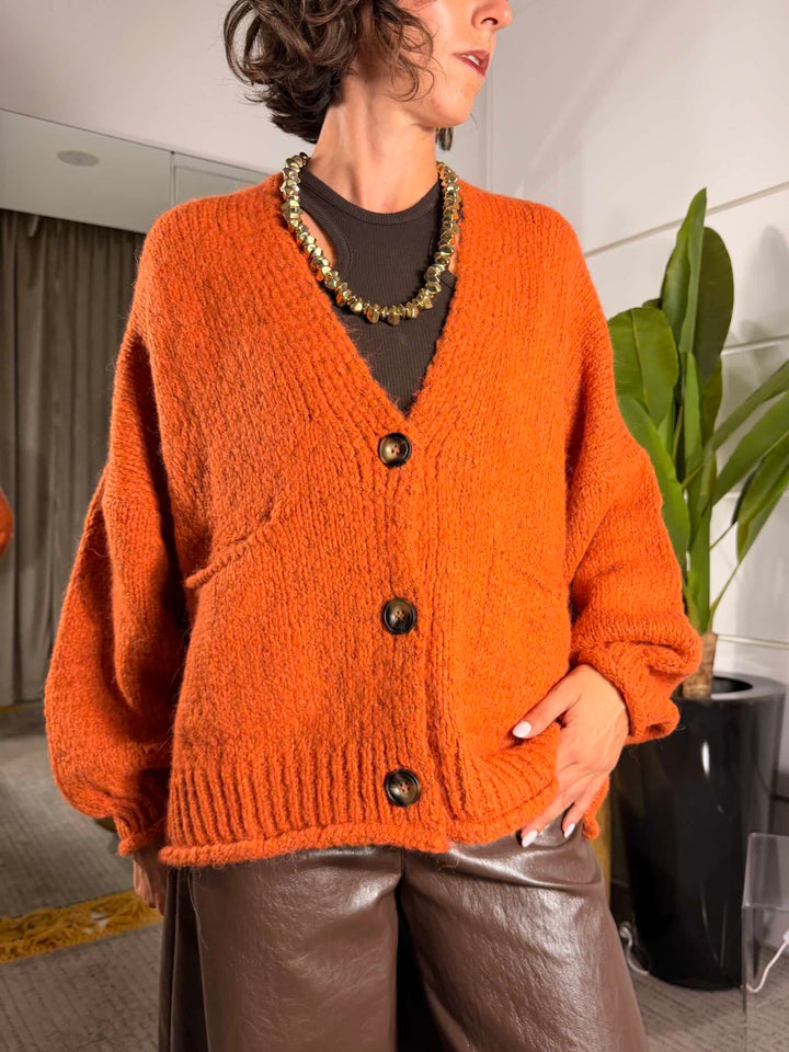 Cardigan over color arancio con tasche a patta 