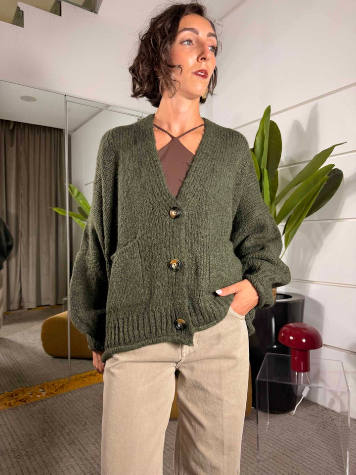 Cardigan over color militare con tasche a patta 