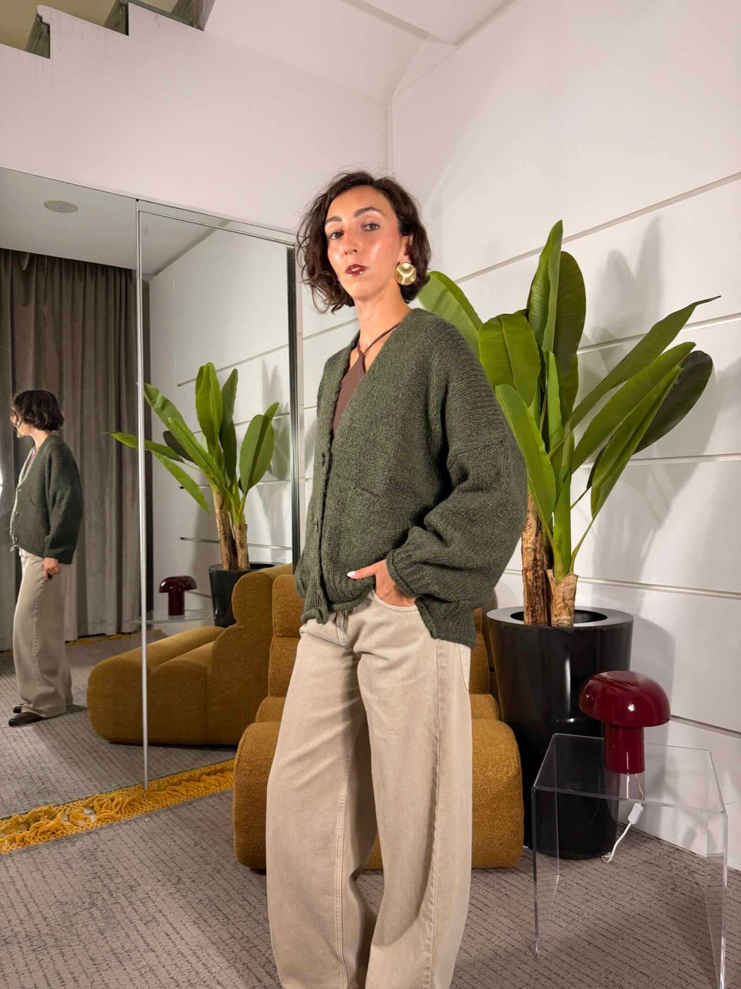 Cardigan over color militare con tasche a patta 
