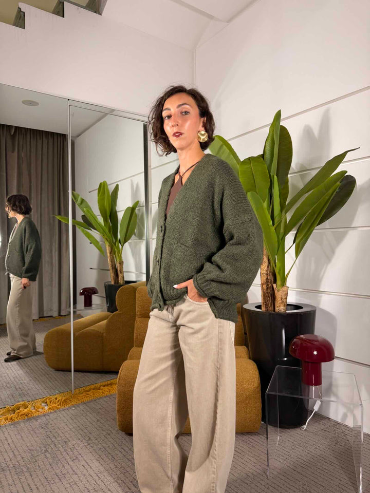 Cardigan over color militare con tasche a patta 