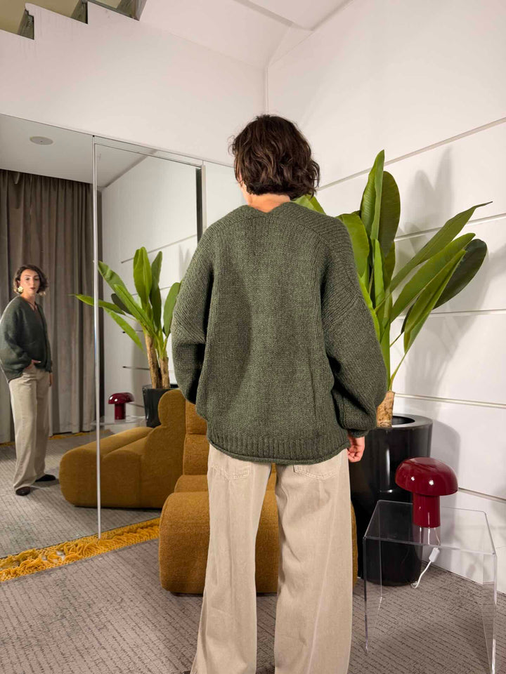 Cardigan over color militare con tasche a patta 