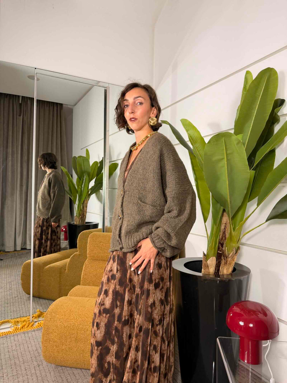 Cardigan over color tortora con tasche a patta 