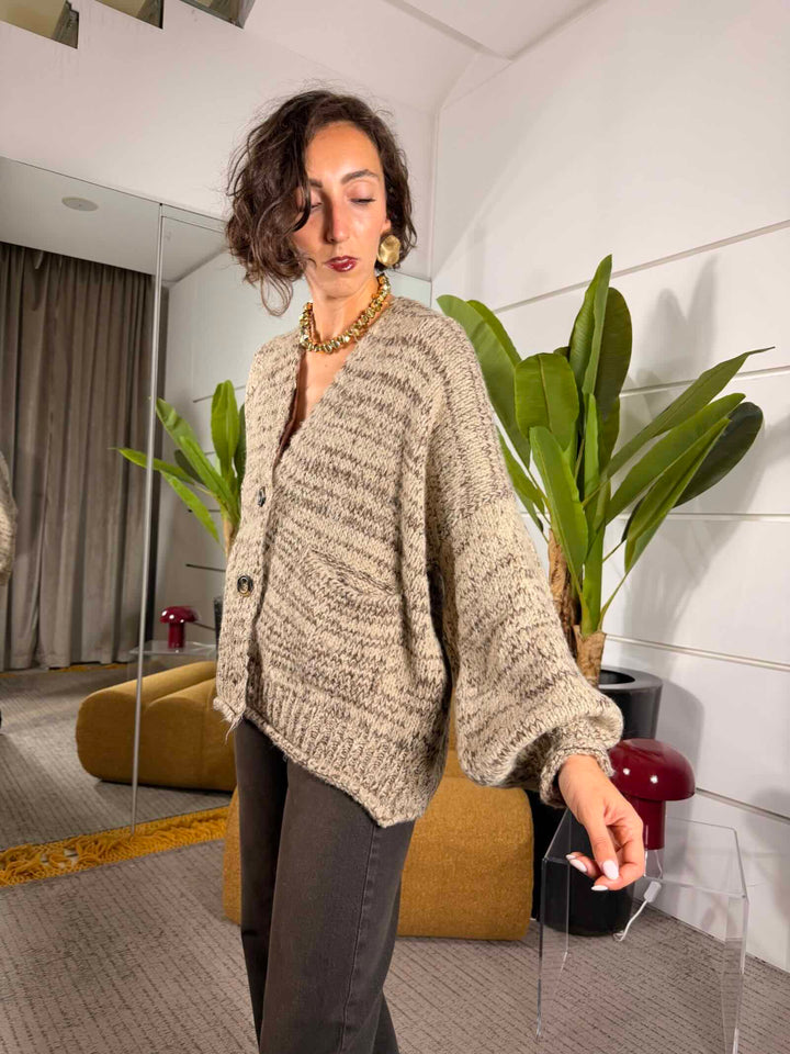 Cardigan sfumato tortora e moro over con tasche a patta 