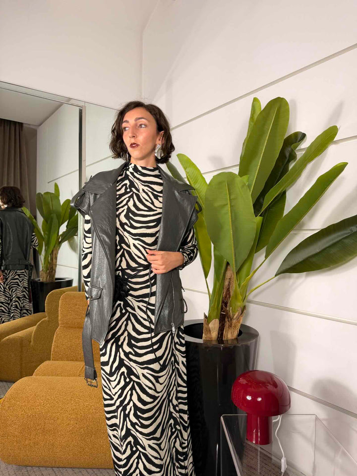 Gilet grigio in ecopelle stile chiodo con cintura in vita 