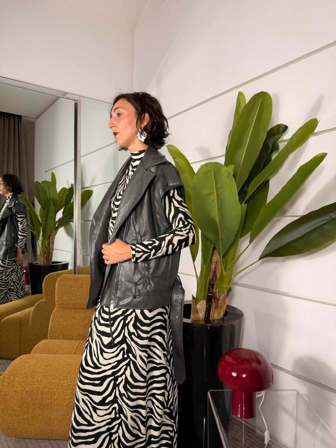 Gilet grigio in ecopelle stile chiodo con cintura in vita 
