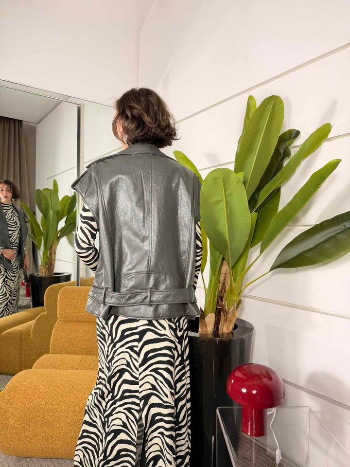 Gilet grigio in ecopelle stile chiodo con cintura in vita 