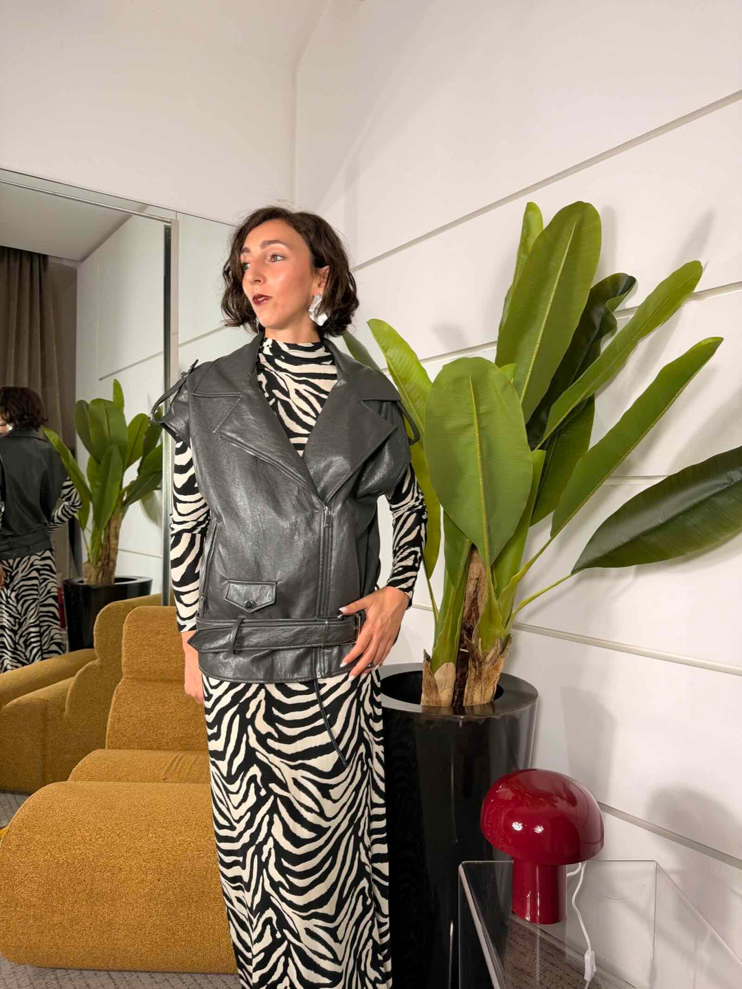 Gilet grigio in ecopelle stile chiodo con cintura in vita 