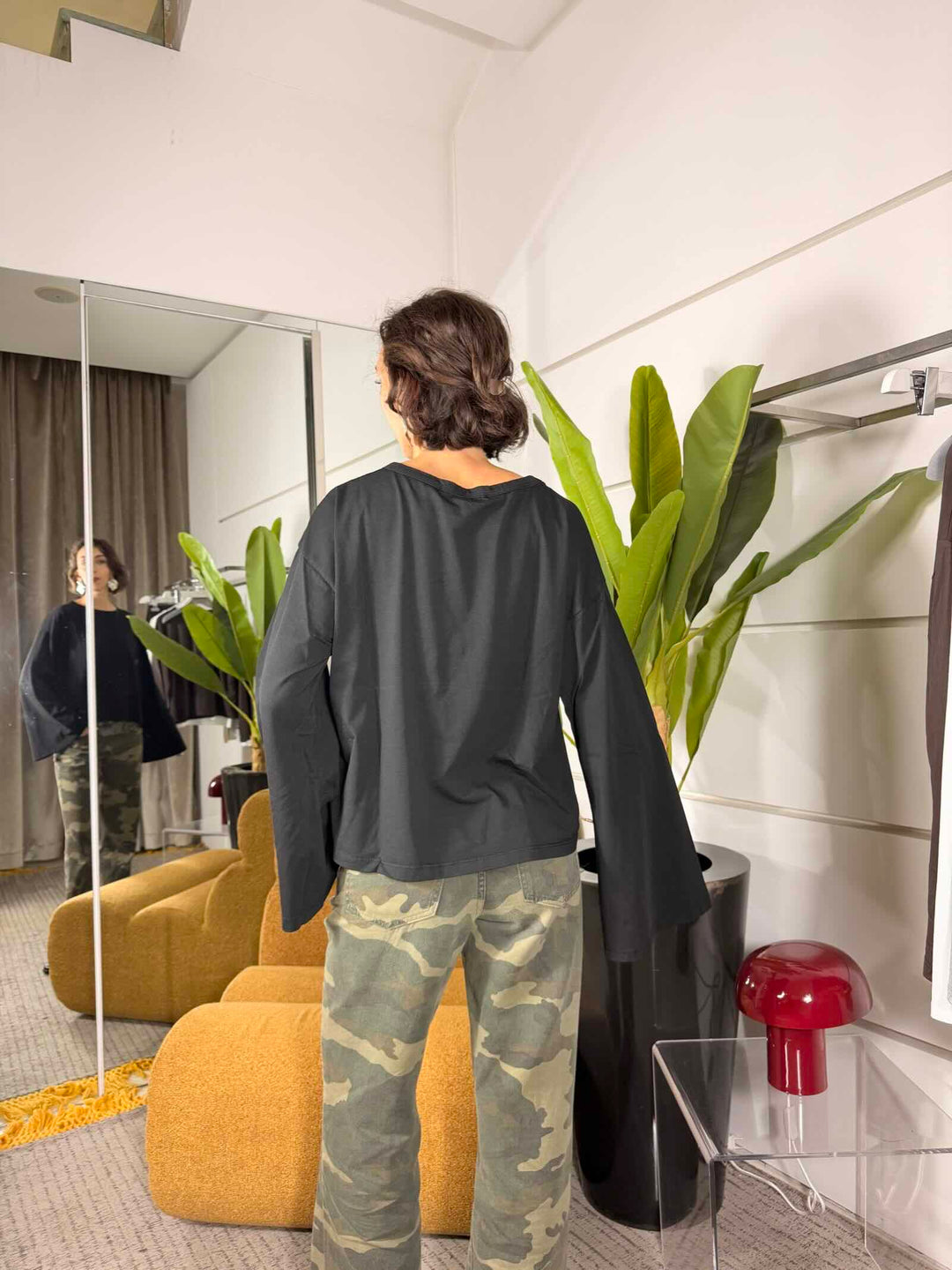 Maglia manica lunga nera svasata 