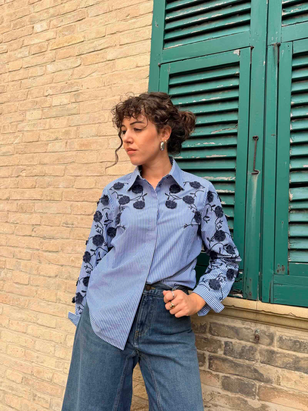 Camicia con ricami in filo e fantasia a righe blu 