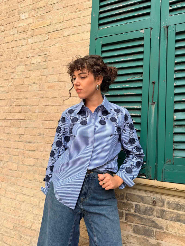 Camicia con ricami in filo e fantasia a righe blu 