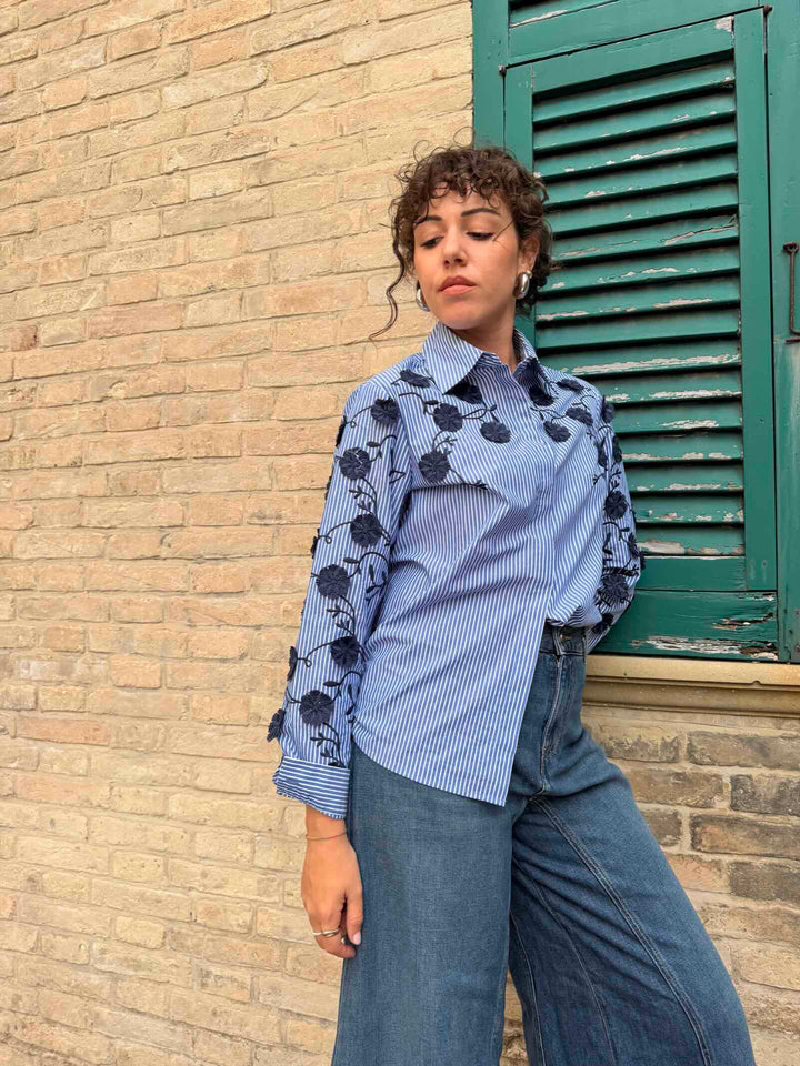 Camicia con ricami in filo e fantasia a righe blu 