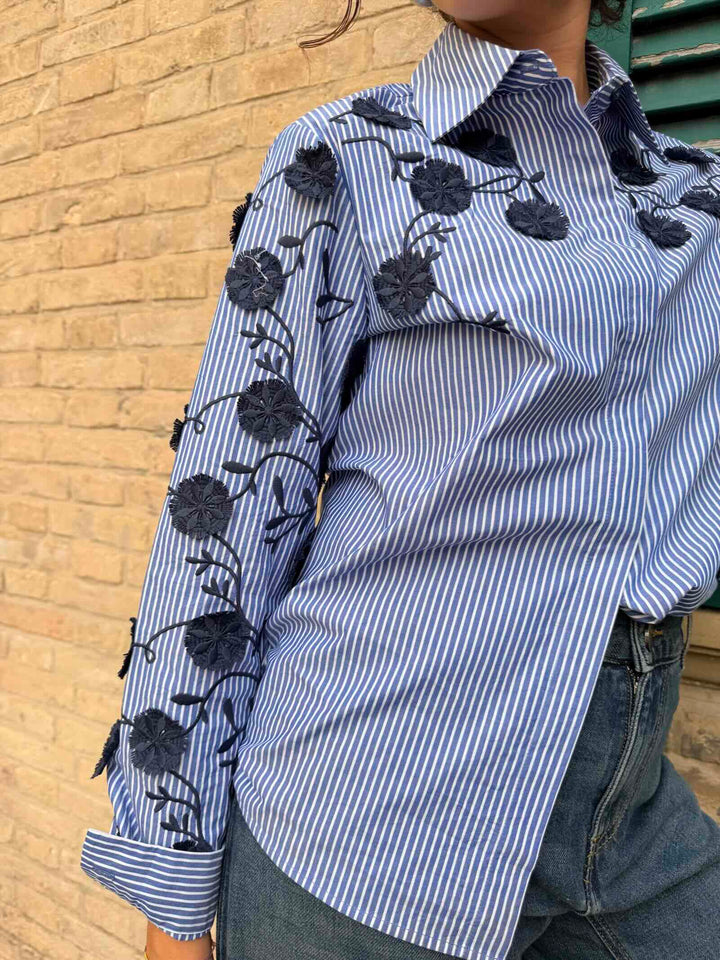 Camicia con ricami in filo e fantasia a righe blu 