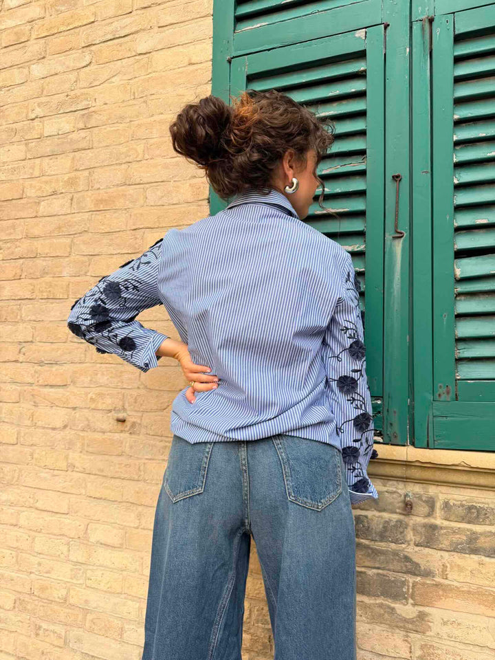Camicia con ricami in filo e fantasia a righe blu 