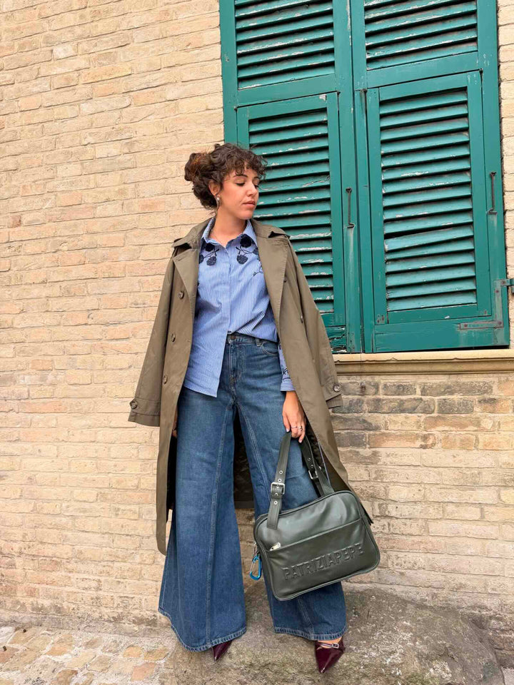 Camicia con ricami in filo e fantasia a righe blu 