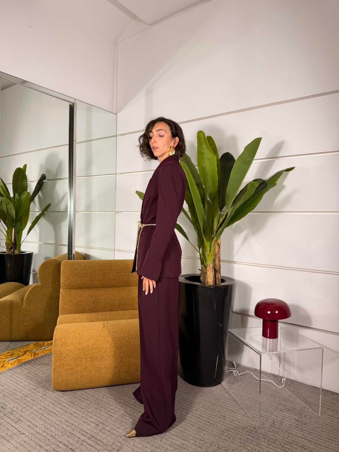Blazer doppiopetto con cintura decorativa, in poliestere ed elastan, plum noir. 