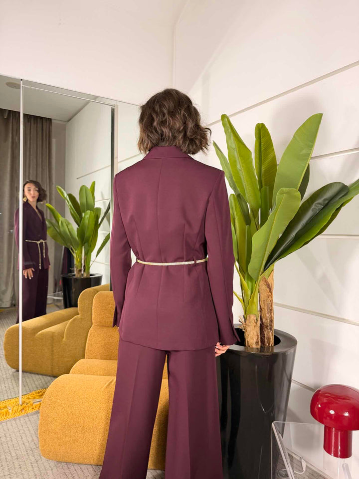 Blazer doppiopetto con cintura decorativa, in poliestere ed elastan, plum noir. 