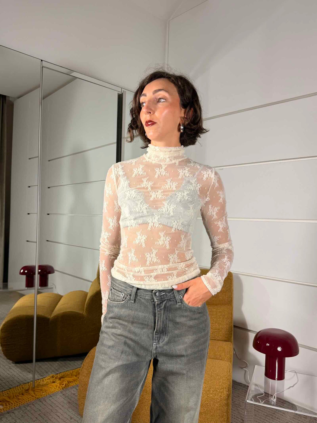 maglia in pizzo color marmo a collo alto morbido 