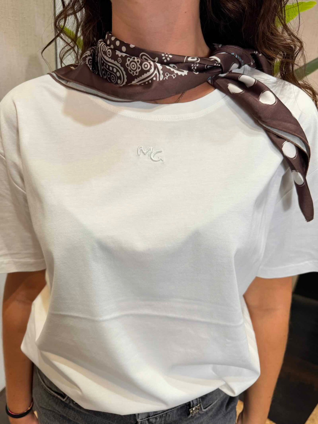 T-shirt bianca con foulard Manila Grace 