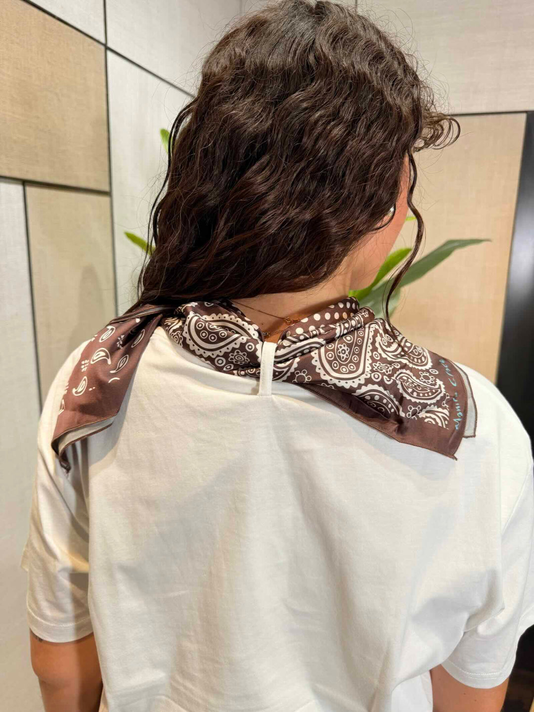 T-shirt bianca con foulard Manila Grace 
