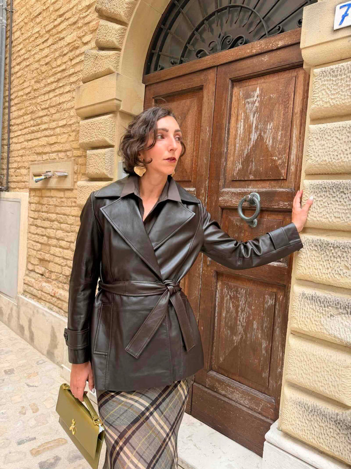 Trench in nappa marrone con cinta 