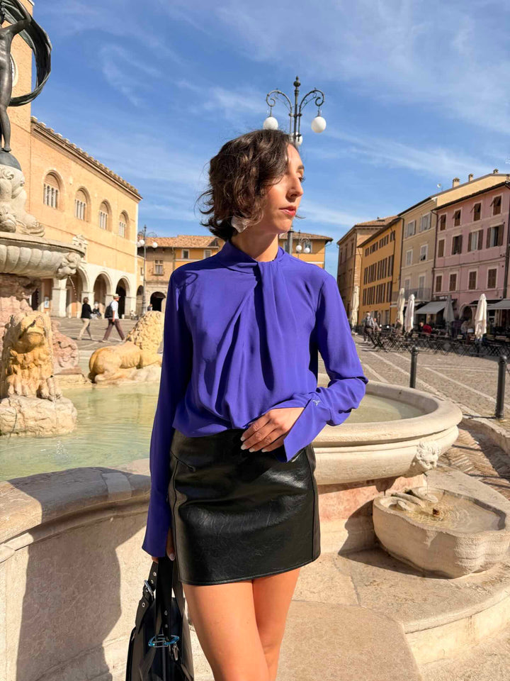 Blusa in viscosa con collo drappeggiato viola 