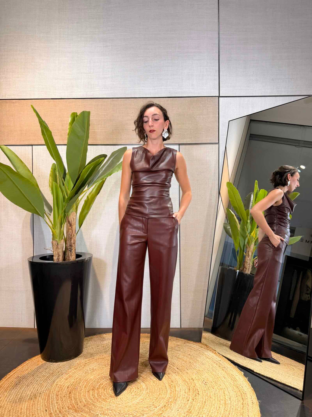 Pantalone dritto in tessuto spalmato con effetto gessato marrone 