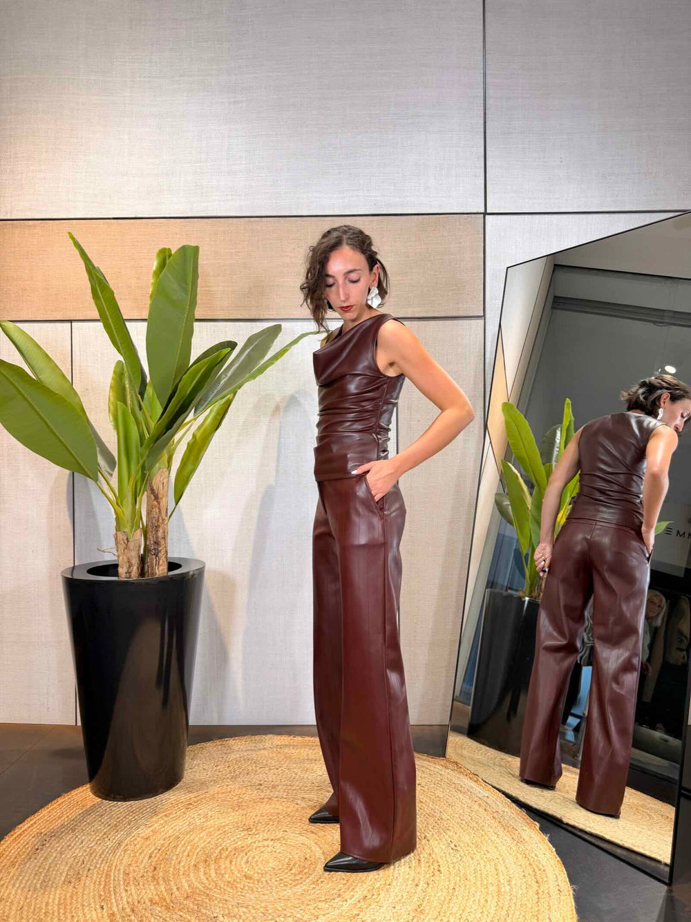 Pantalone dritto in tessuto spalmato con effetto gessato marrone 