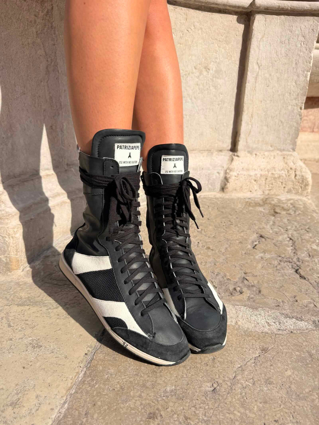 Sneakers alte bianche e nere in pelle 