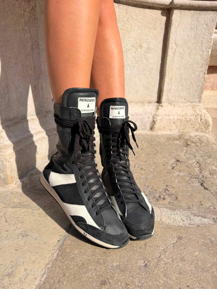 Sneakers alte bianche e nere in pelle 