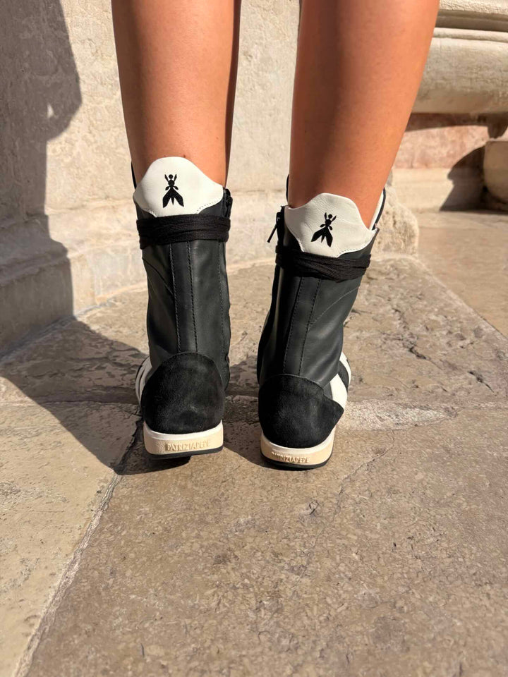 Sneakers alte bianche e nere in pelle 