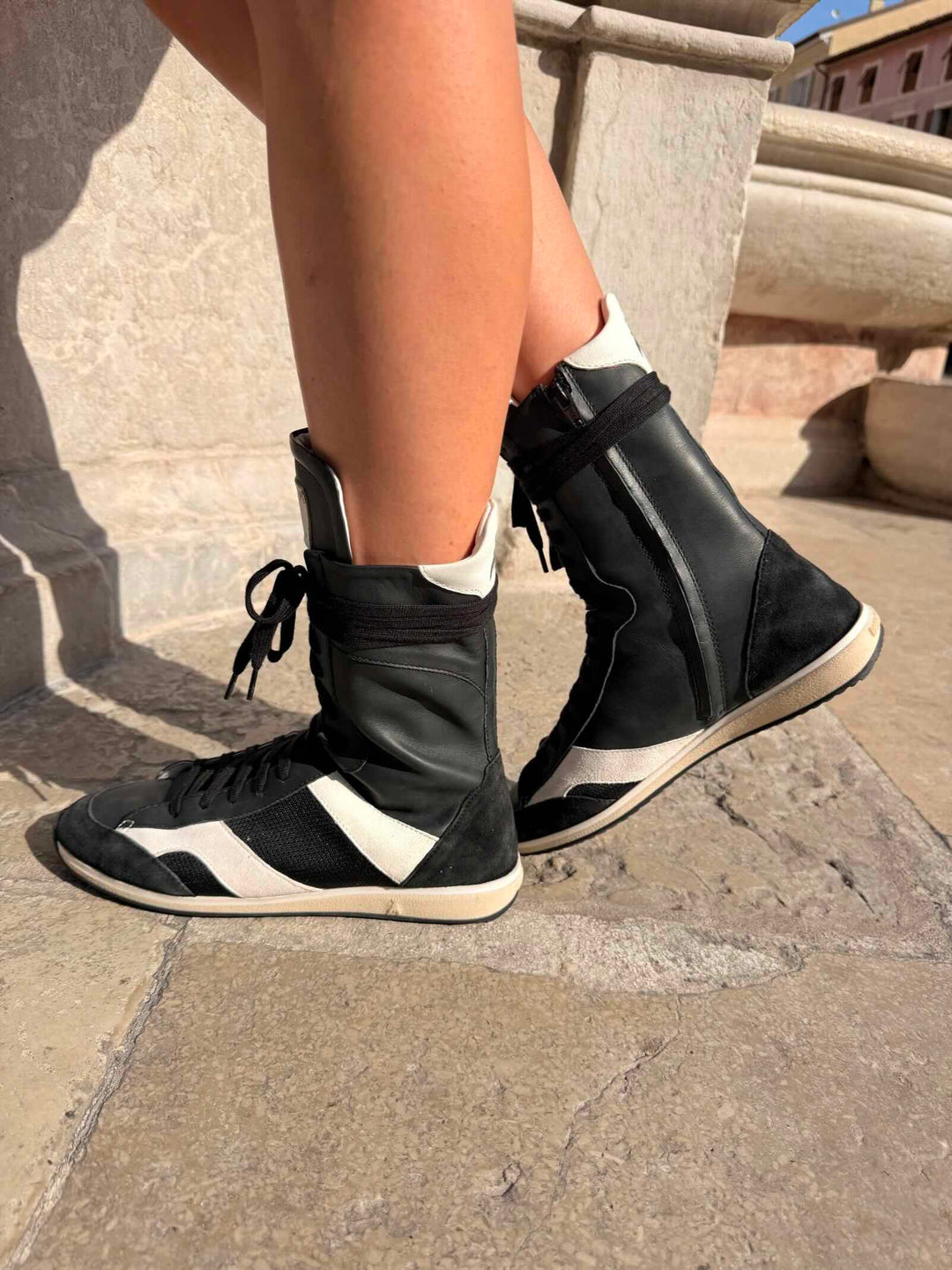 Sneakers alte bianche e nere in pelle 