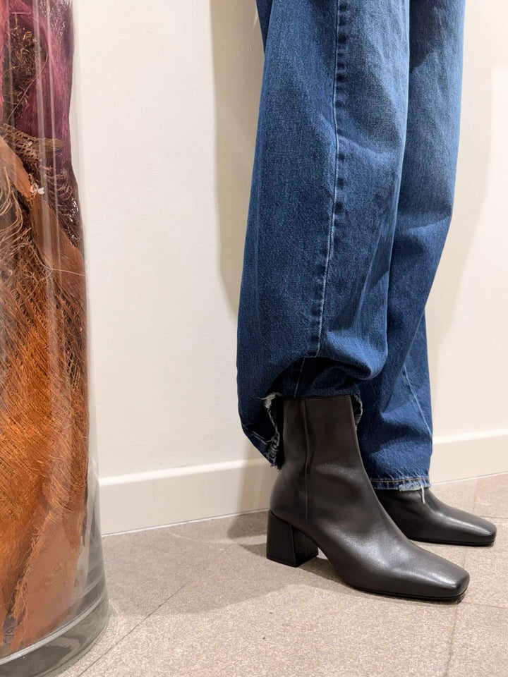 Stivaletti in pelle liscia con tacco a blocco nero 