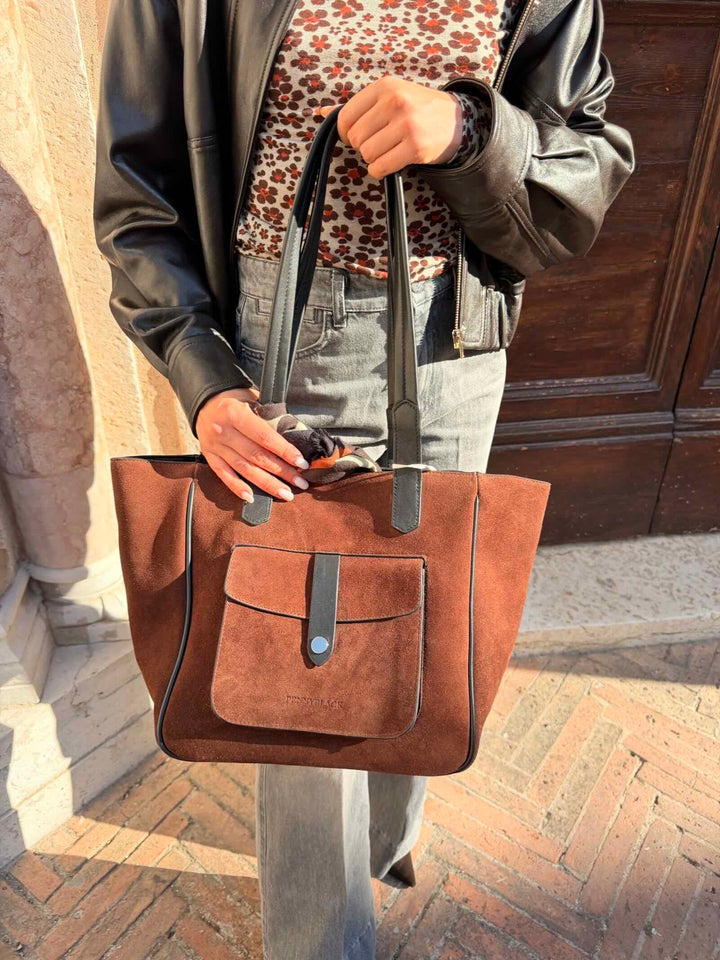 Borsa in pelle scamosciata marrone, borsa in bovino; fodera: cotone 100%.<BR/> 