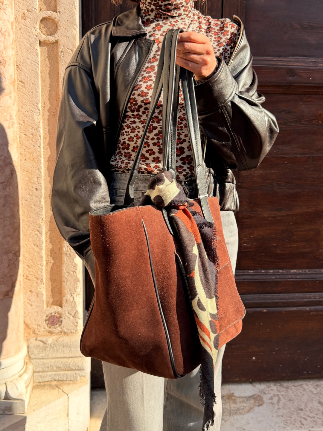 Borsa in pelle scamosciata marrone, borsa in bovino; fodera: cotone 100%.<BR/> 