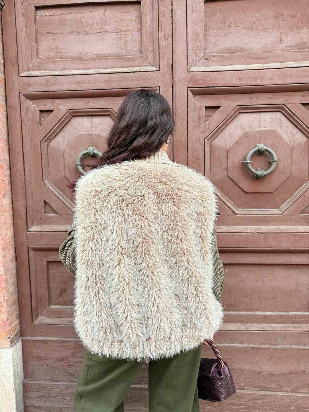 Gilet over in ecopelliccia cashà con collo alto a coste 