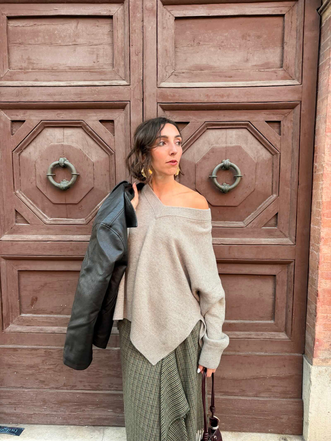 Maglione beige 100% lana scollo a v spacchi a lato 