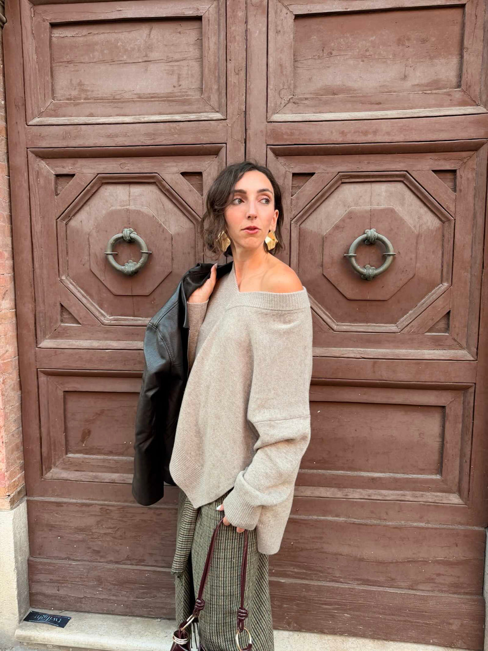 Maglione beige 100% lana scollo a v spacchi a lato 