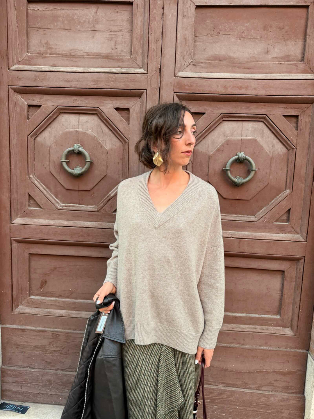 Maglione beige 100% lana scollo a v spacchi a lato 